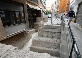 Los restos exteriores de la muralla y la antemuralla cuyo desnivel hay que salvar para entrar al centro.