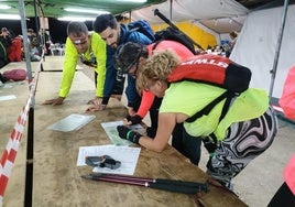 La travesía nocturna de montaña cuenta con gran participación.