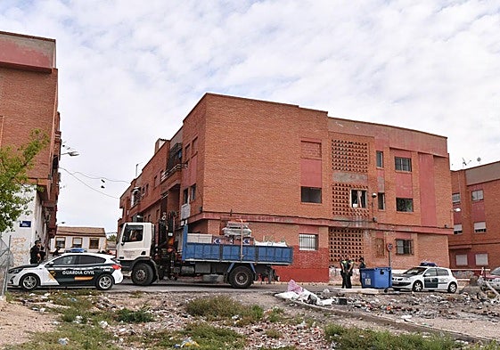 El desahucio, este jueves, en los conocidos como 'Pisos de la Titos' en Alguazas.
