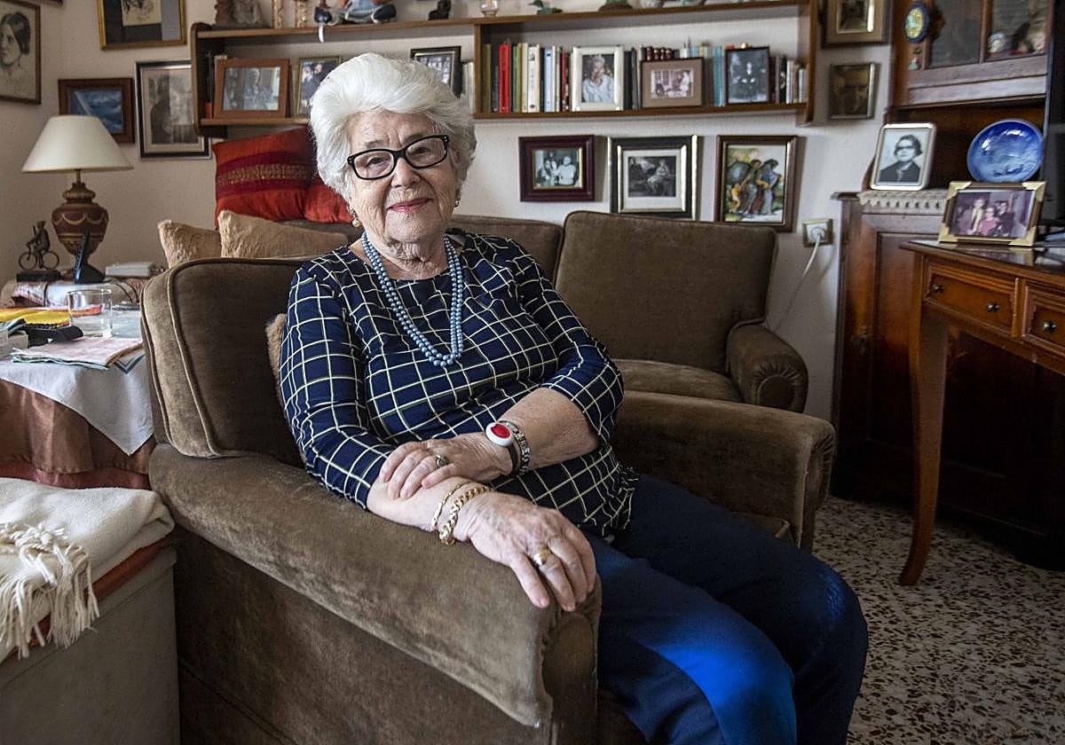 María Teresa Cervantes posa para LA VERDAD en su casa tras cumplir 90 años.