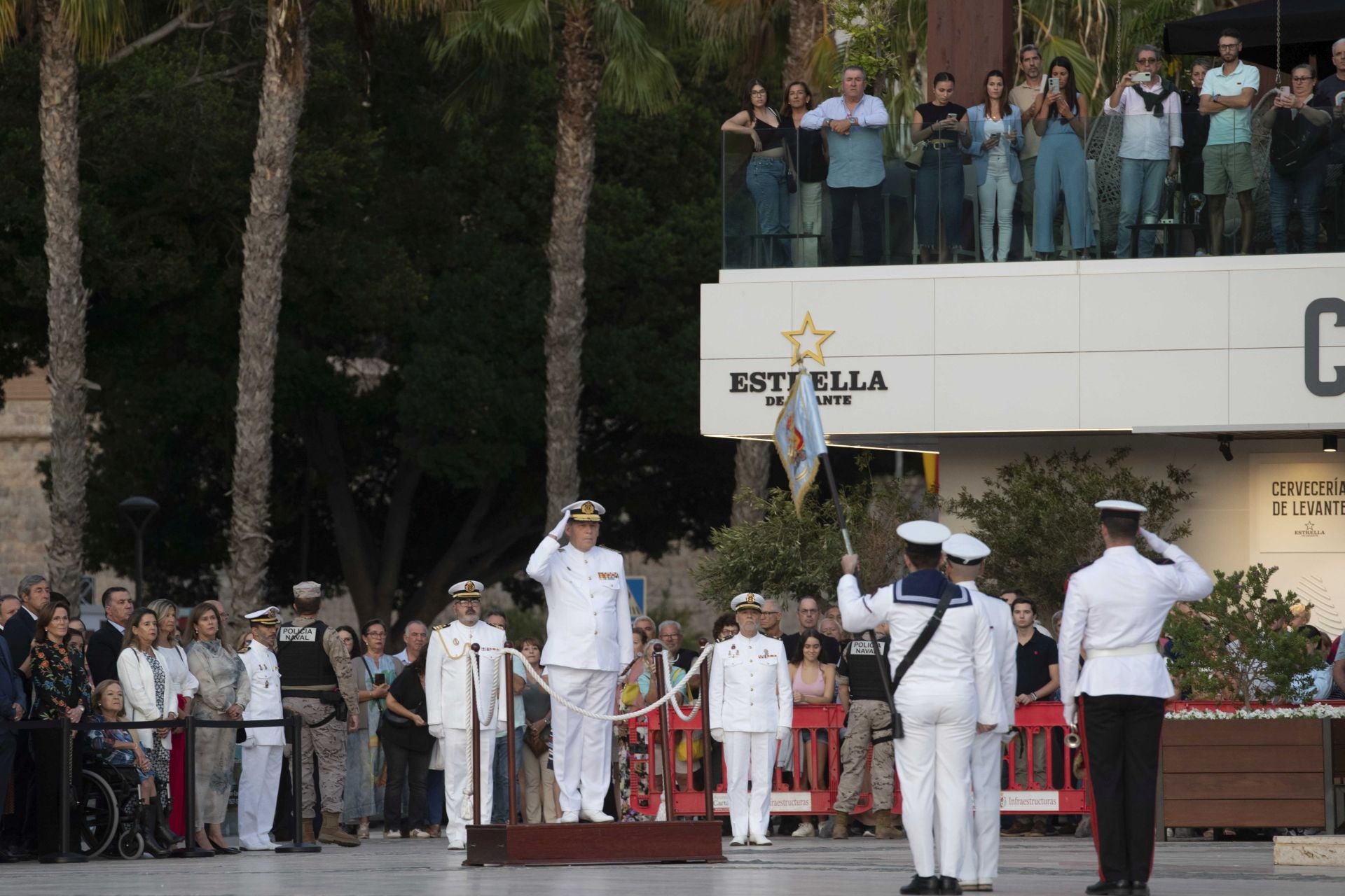 Solemne arriado de bandera por el Día de la Fiesta Nacional en Cartagena, en imágenes