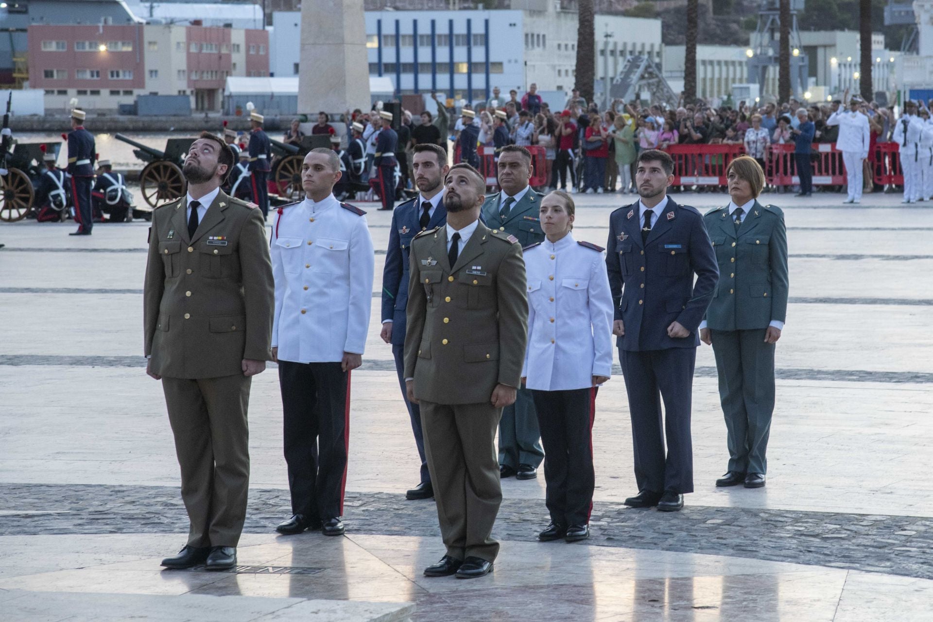 Solemne arriado de bandera por el Día de la Fiesta Nacional en Cartagena, en imágenes