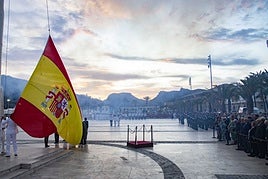 Solemne arriado de bandera por el Día de la Fiesta Nacional en Cartagena, en imágenes