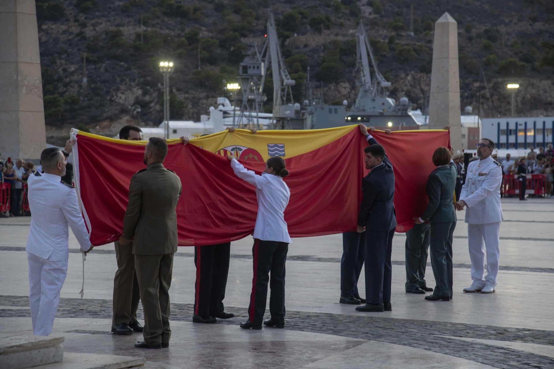 Solemne arriado de bandera por el Día de la Fiesta Nacional en Cartagena, en imágenes