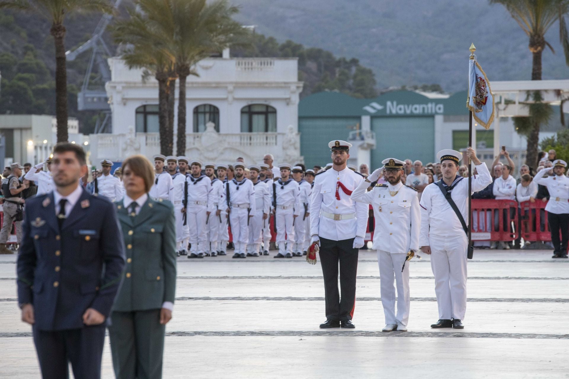 Solemne arriado de bandera por el Día de la Fiesta Nacional en Cartagena, en imágenes