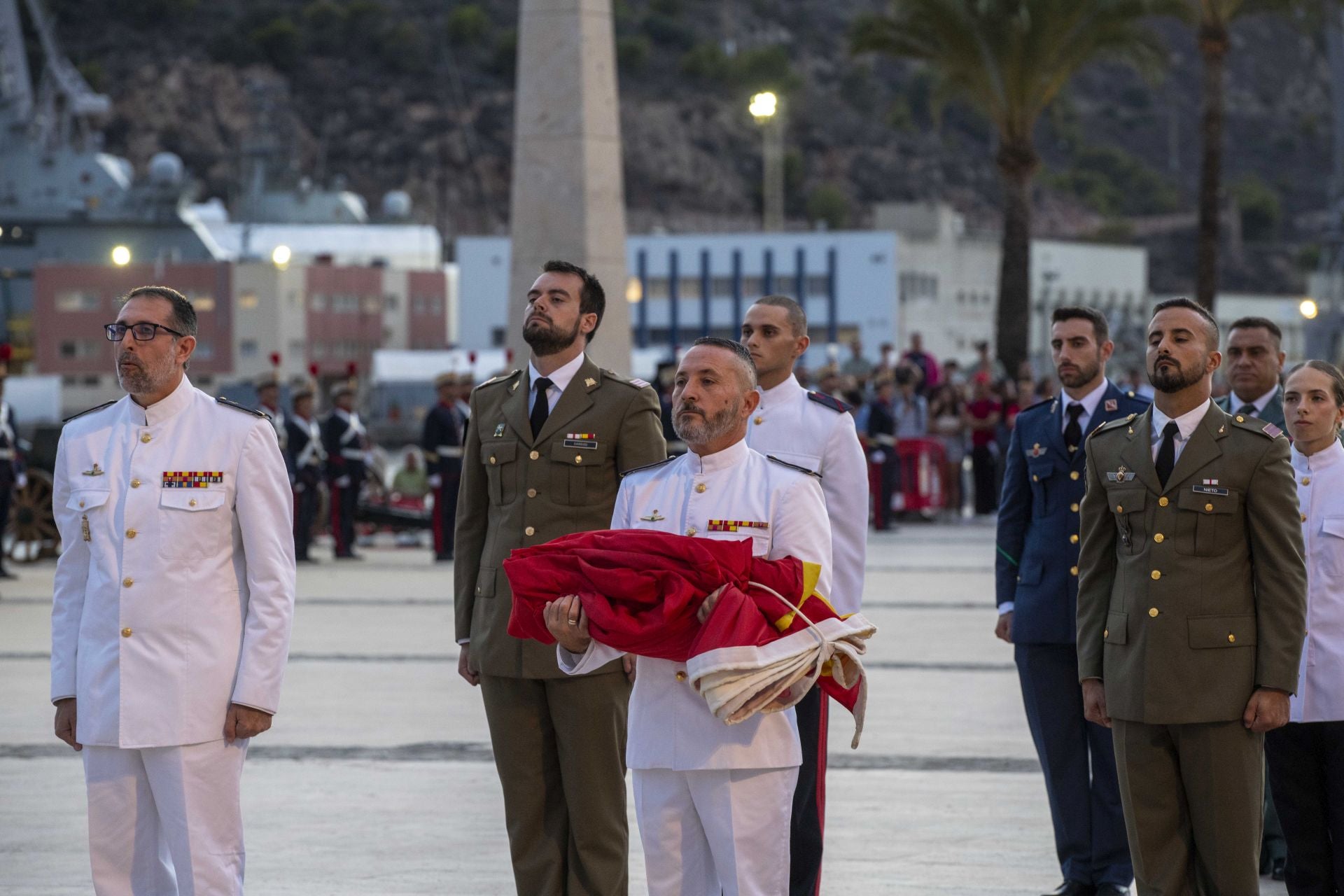 Solemne arriado de bandera por el Día de la Fiesta Nacional en Cartagena, en imágenes