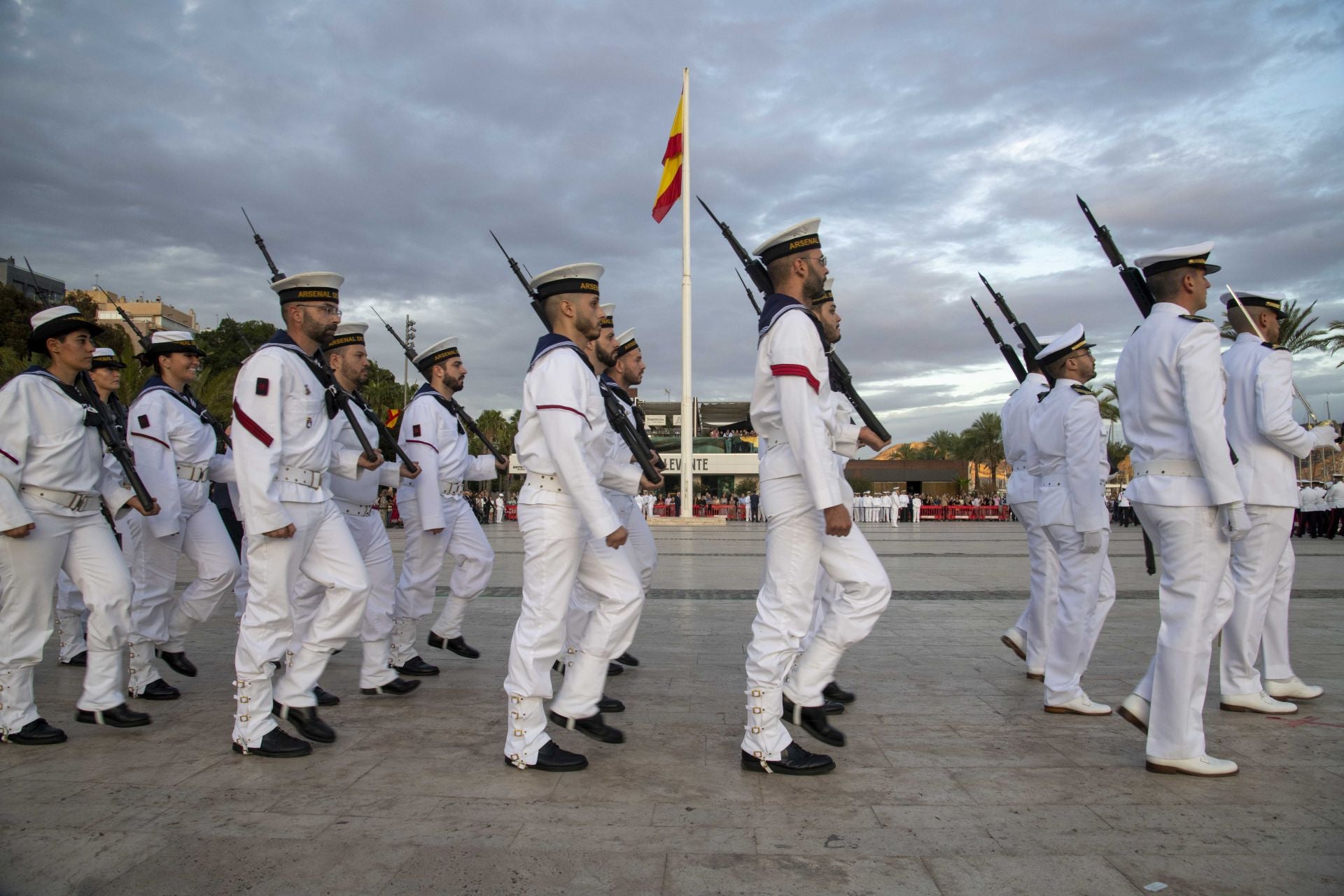 Solemne arriado de bandera por el Día de la Fiesta Nacional en Cartagena, en imágenes