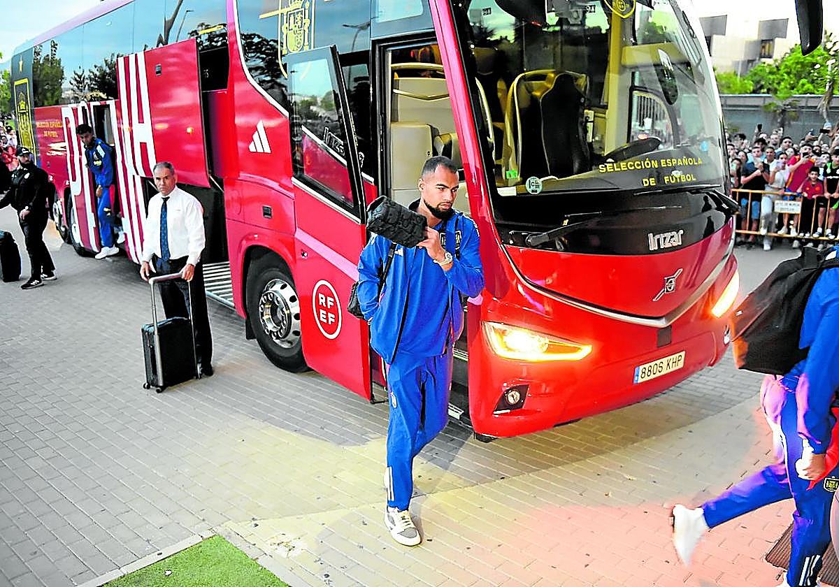 El meta cartagenero Robert Sánchez saluda a los aficionados congregados en la puerta del hotel.