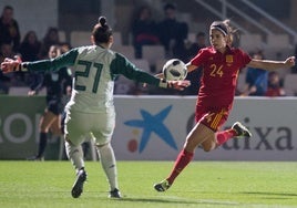 Alba Redondo, ante la portera belga, en el último amistoso que jugó la selección española femenina en el Cartagonova en 2019.