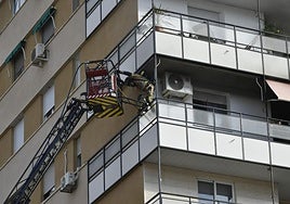 Bomberos accediendo a la vivienda.