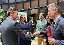 El consejero de Fomento, Jorge García Montoro, acompañado por la directora general de Vivienda, Maria Dolores Gil, el presidente de Ifepa, Pedro Ángel Roca, y Antonio Miras Morente, este viernes en la presentación.