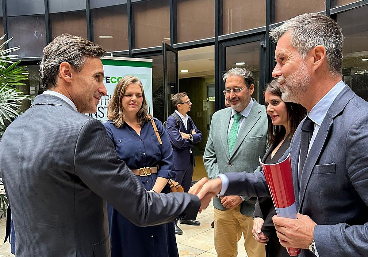 El consejero de Fomento, Jorge García Montoro, acompañado por la directora general de Vivienda, Maria Dolores Gil, el presidente de Ifepa, Pedro Ángel Roca, y Antonio Miras Morente, este viernes en la presentación.