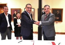 El rector de la UMU, José Luján, y el consejero de Medio Ambiente, Juan María Vázquez, tras la firma del convenio.