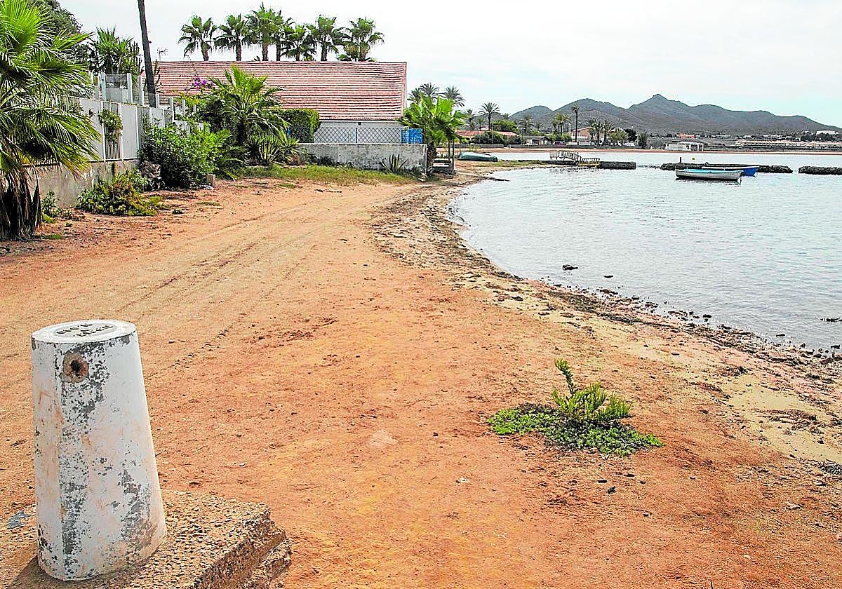 Mojón que delimita el Dominio Público Marítimo Terrestre en la playa de Los Alemanes, en La Manga del Mar Menor, esta semana.