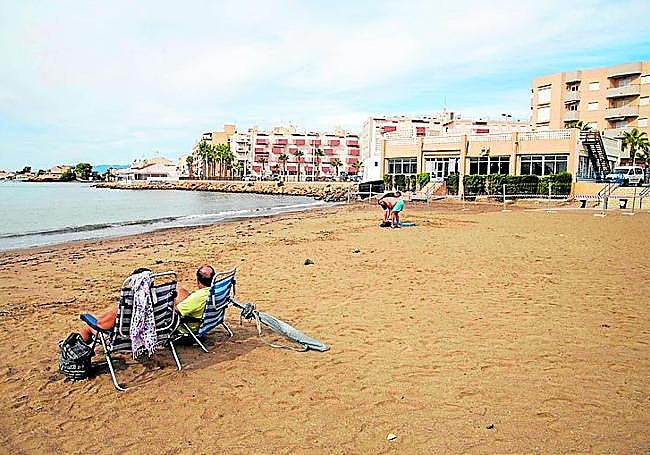 Bañistas junto al restaurante Miramar, en Puerto de Mazarrón.