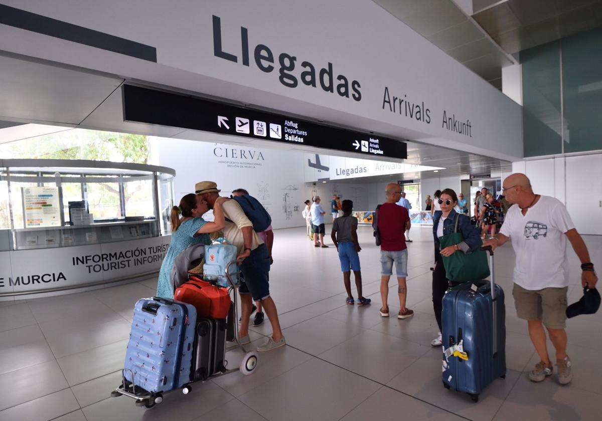 Viajeros en el aeropuerto de Corvera, en una imagen de archivo.