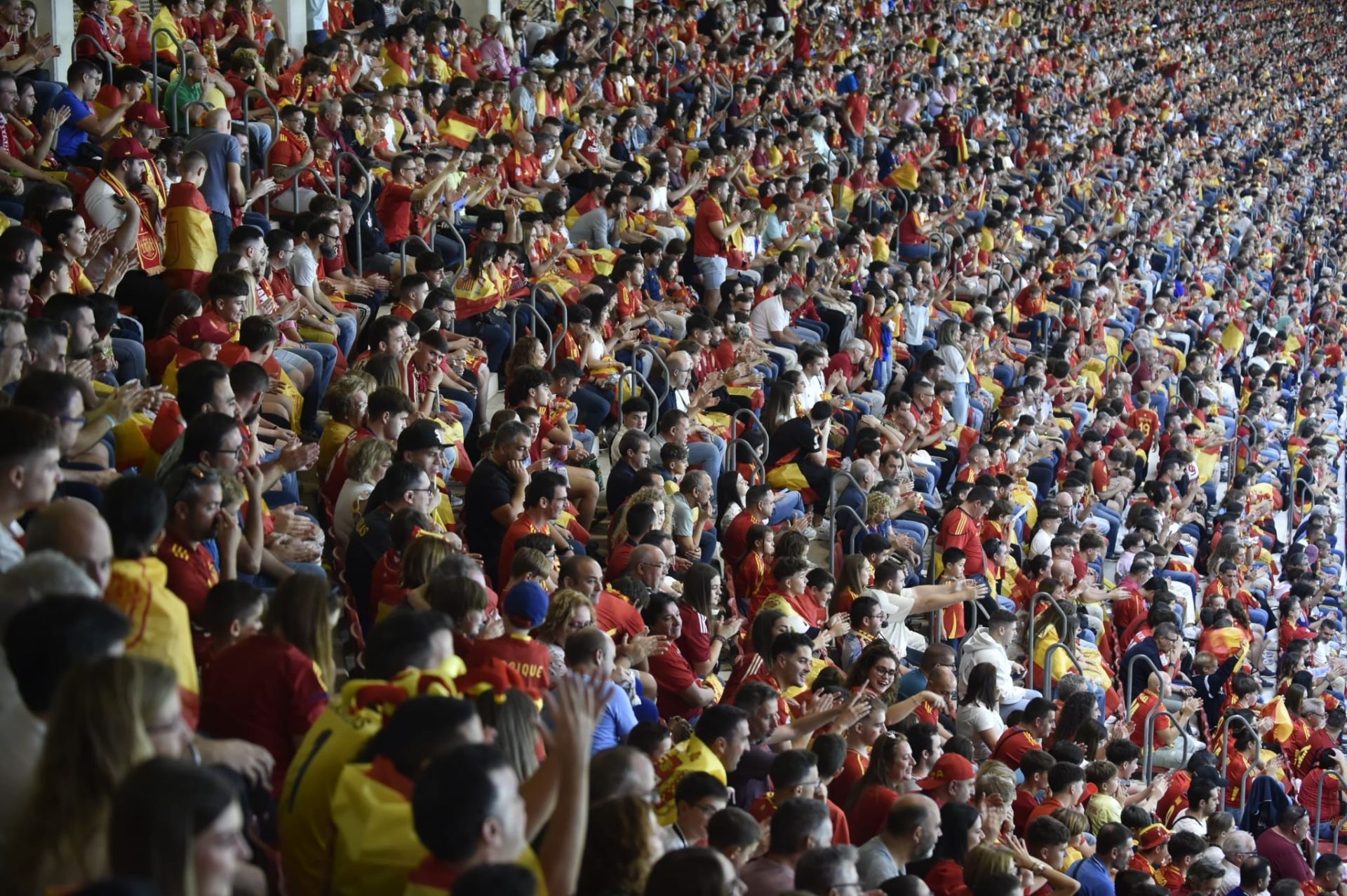 Gran ambiente en el Enrique Roca por la visita de La Roja