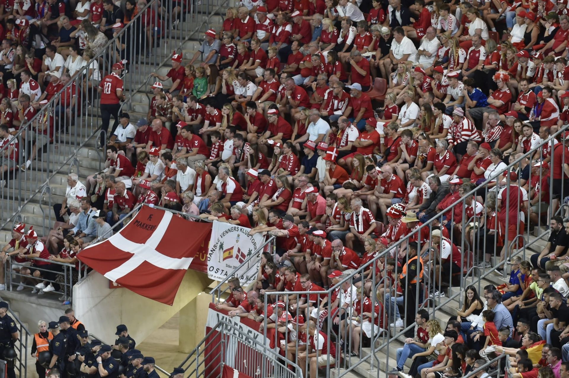 Gran ambiente en el Enrique Roca por la visita de La Roja