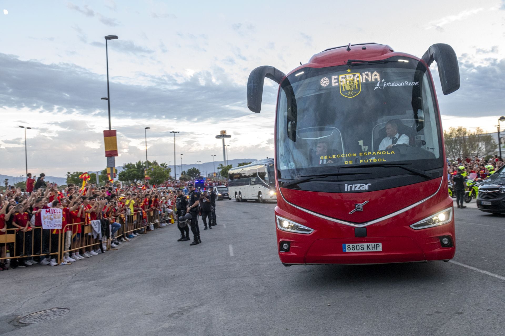 Gran ambiente en el Enrique Roca por la visita de La Roja