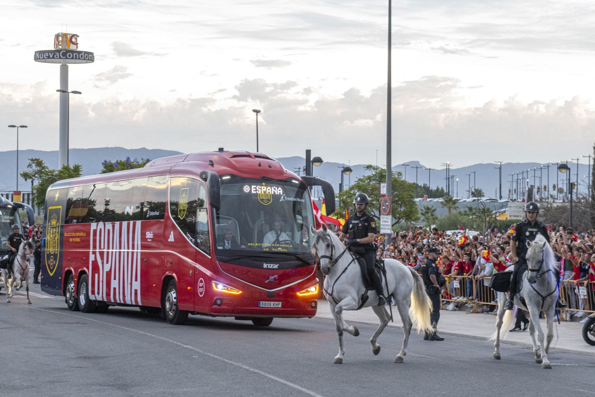 Gran ambiente en el Enrique Roca por la visita de La Roja