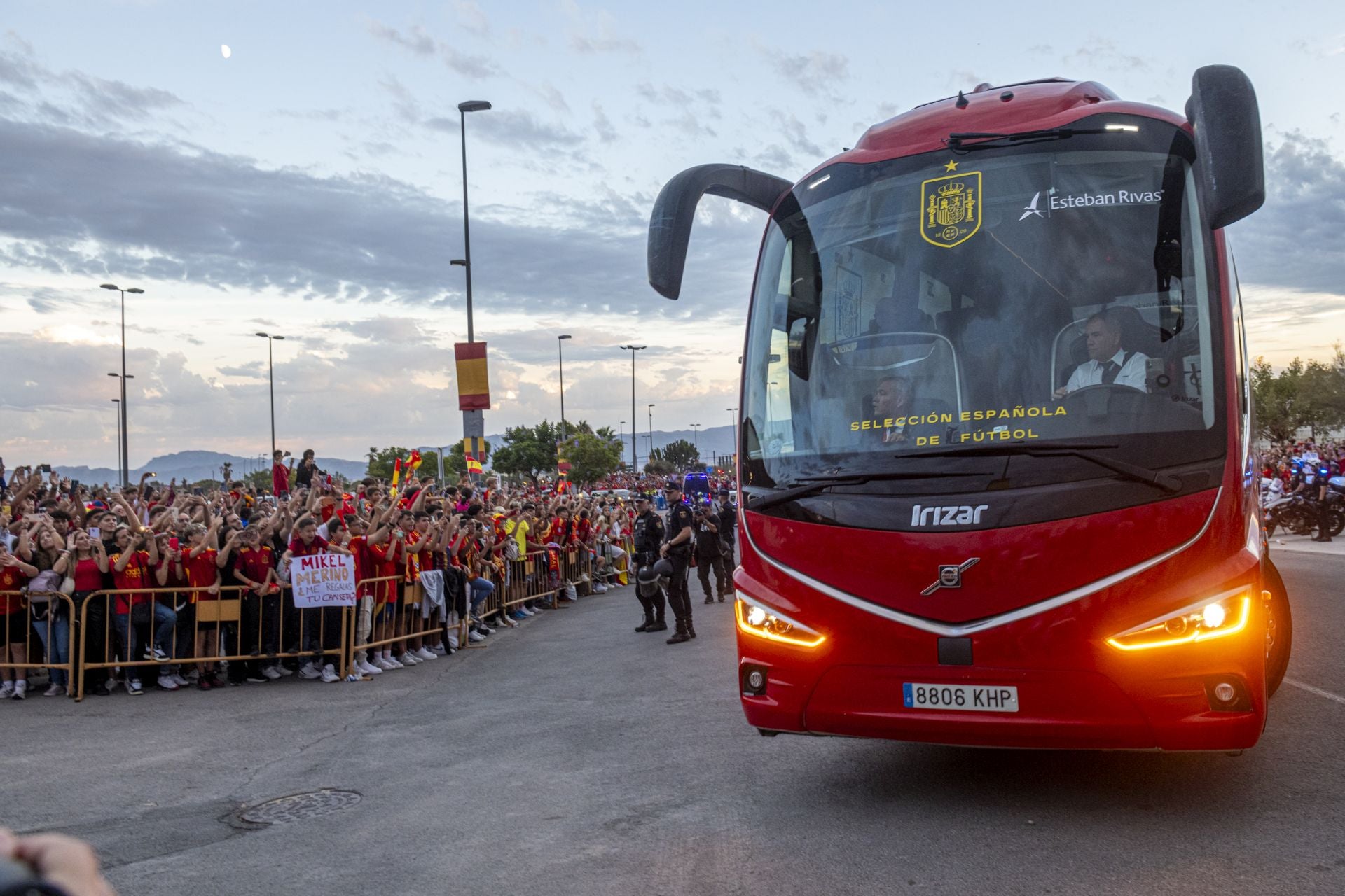 Gran ambiente en el Enrique Roca por la visita de La Roja