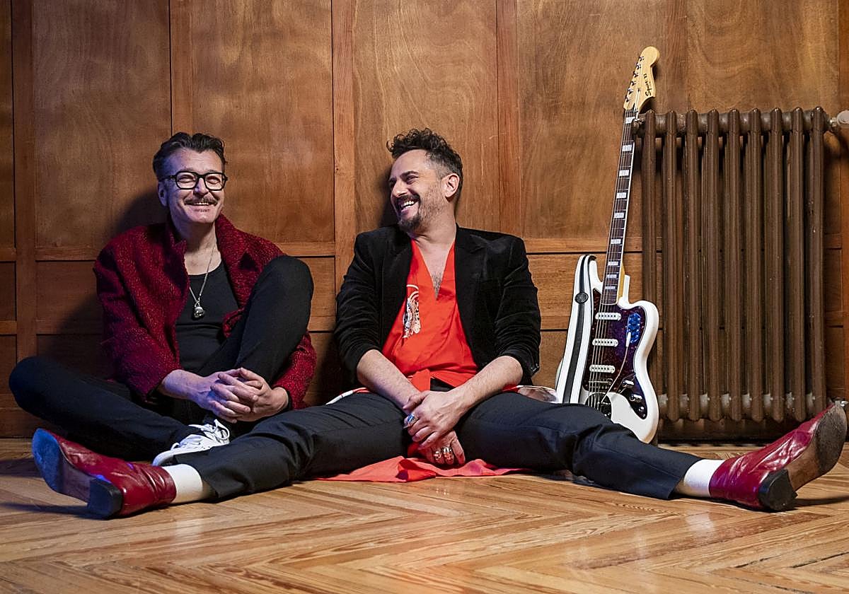 El músico napolitano Enrico Barbaro y el actor y cantante Asier Etxeandia.