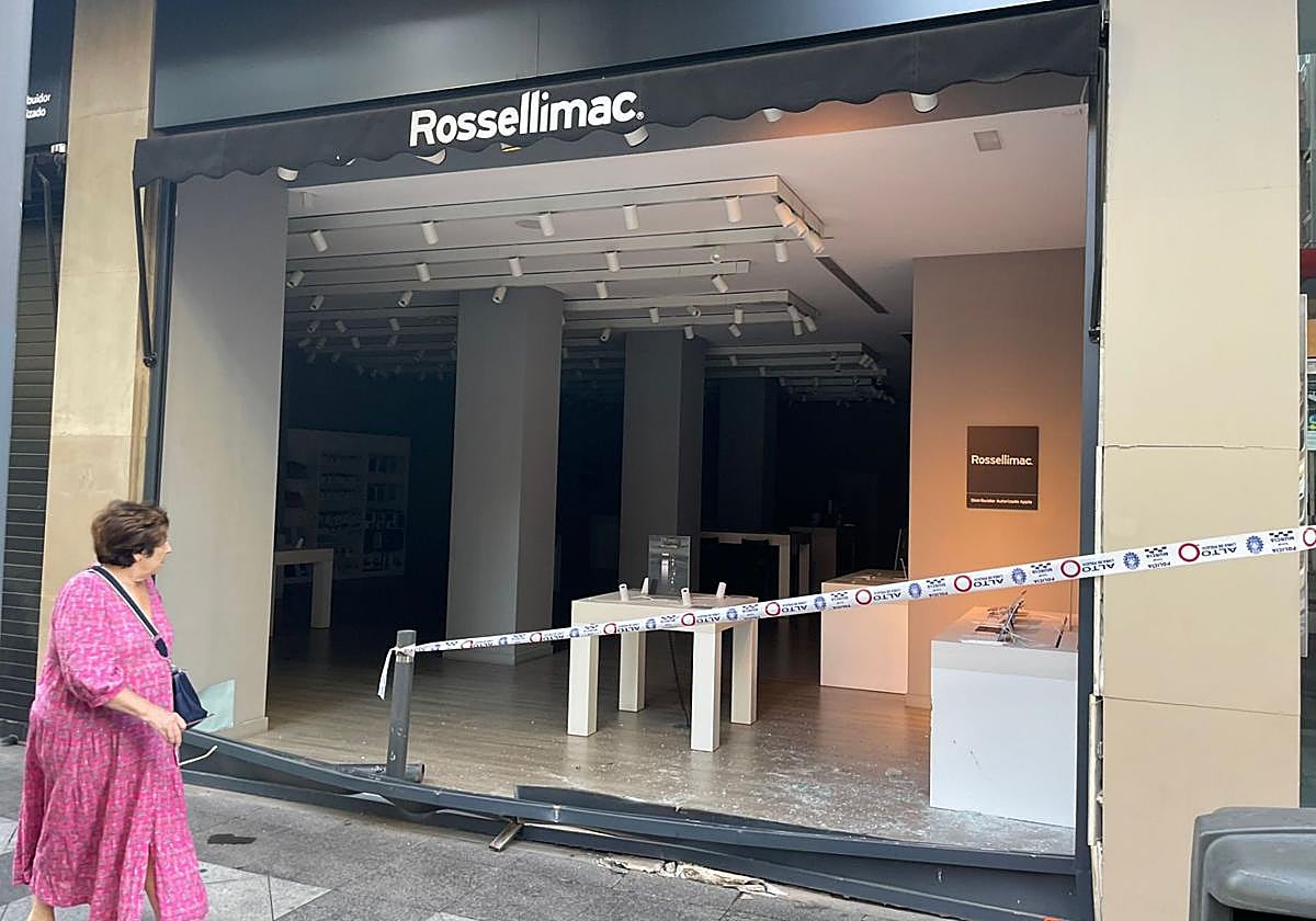 Escaparate de la tienda donde ocurrieron los hechos totalmente destrozado.