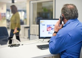 Un empleado público durante su jornada laboral.