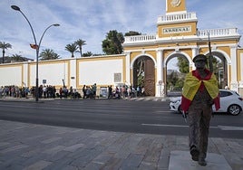 Medio centenar de personas hacen cola para entrar a visitar el Arsenal y la sala de la Base de Submarinos.