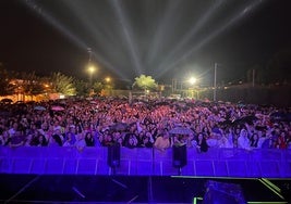 Paraguas y chubasqueros en el concierto suspendido de Camela.