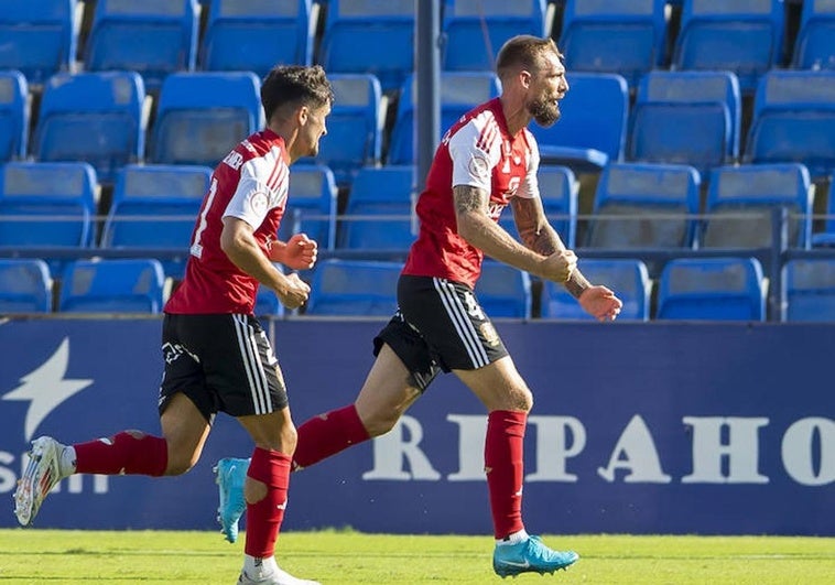 Saveljich celebra el tanto del Real Murcia.