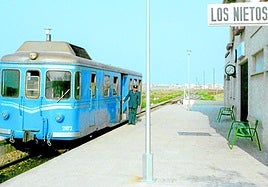 Uno de los primeros trenes que llegó a la estación de Los Nietos en el año 1976.