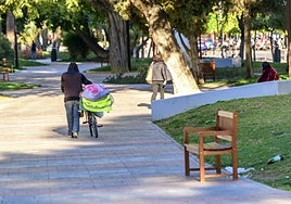 Una persona sin hogar traslada sus pertenencias en una bicicleta.