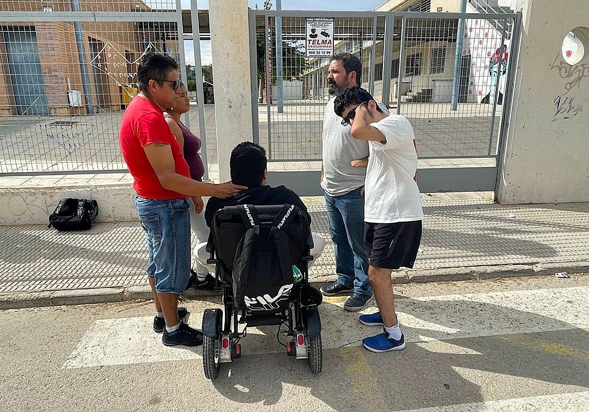 Rafa y su padre (d), con la familia de Edgar, frente al IES Mar Menor.