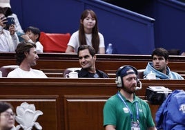 Ferrero, Federer y Alcaraz siguiendo desde un palco la final del Masters 1000 de Shanghái disputada ayer entre Sinner y Djokovic.