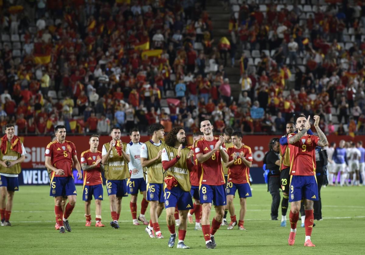 Los jugadores de La Roja agradecen su apoyo a la afición murciana, al terminar el partido del pasado sábado.