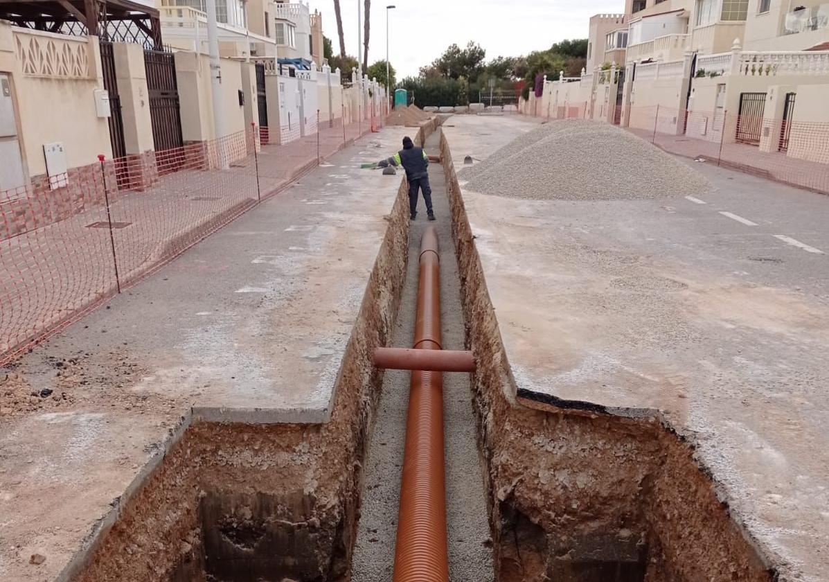 Obras de instalación de tuberías en la red de aguas pluviales de El Mojón, en San Pedro del Pinatar.