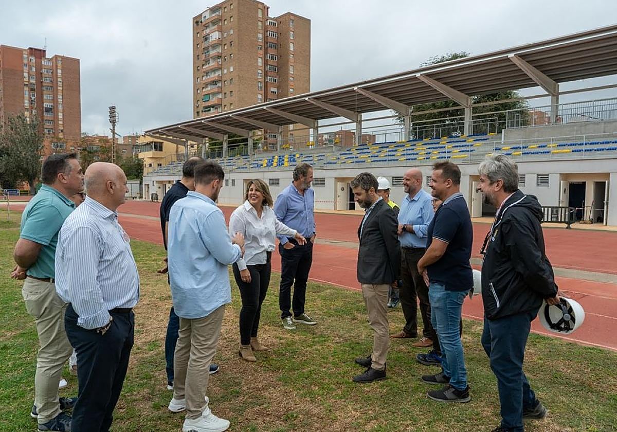 Autoridades políticas y directivos del UCAM Atletismo Cartagena, ayer, durante la visita.