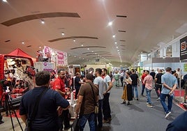Visitantes recorren los numerosos estands de Fecons, en la pasada edición.