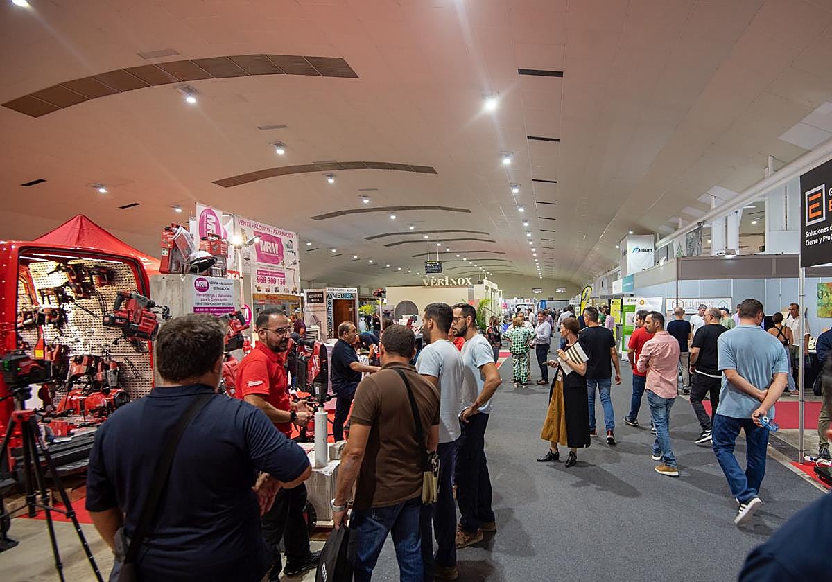 Visitantes recorren los numerosos estands de Fecons, en la pasada edición.