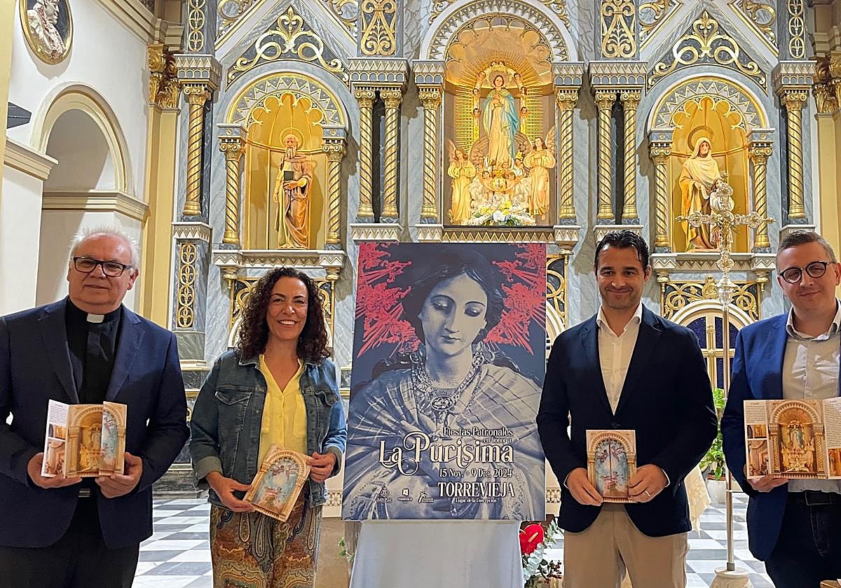 El párroco de la Inmaculada, José Antonio Gea; la concejal de Turismo, Rosario Martínez; el alcalde, Eduardo Dolón; y el presidente de la Real Asociación Hijos de la Inmaculada, Antonio Aniorte, este lunes, en la presentación del cartel de las fiestas.