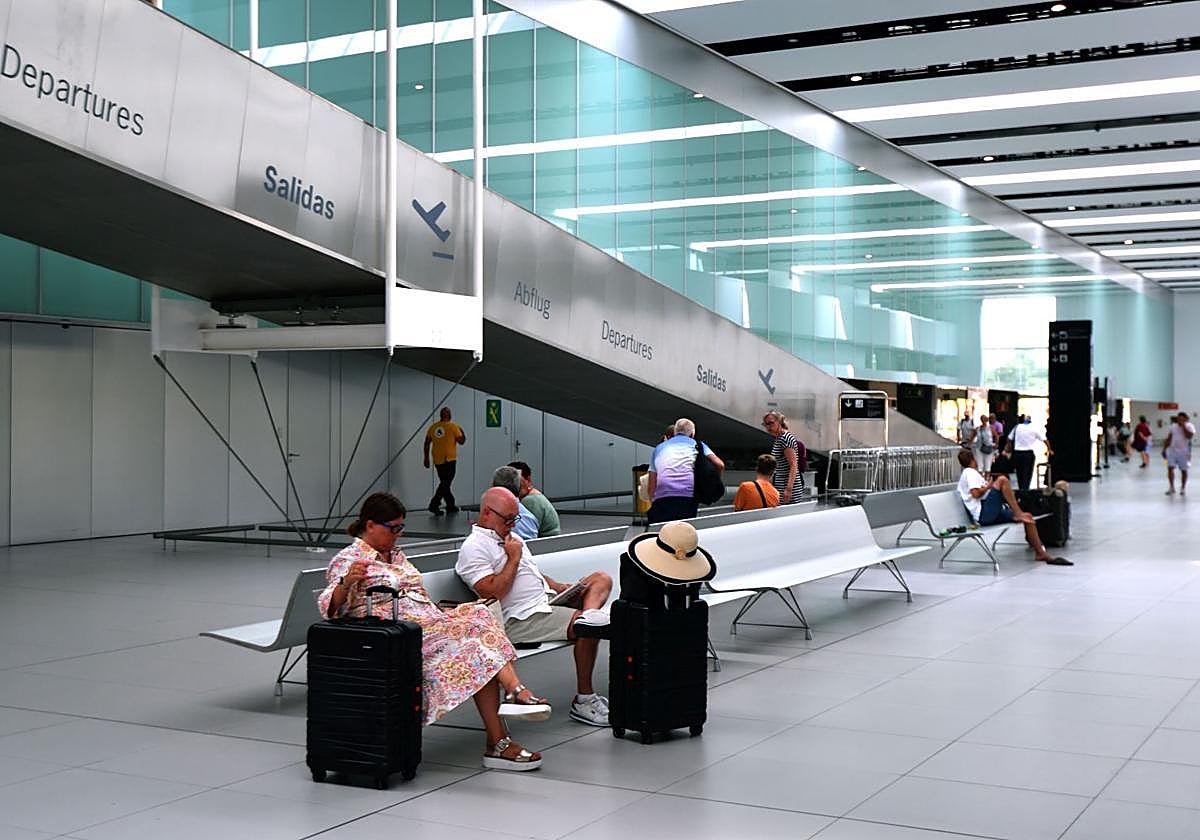 Unos pasajeros aguardan para tomar su vuelo, el pasado mes de agosto.