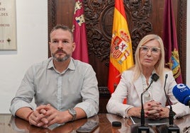 Los ediles de Vox Carmen Menduiña y José Martínez.