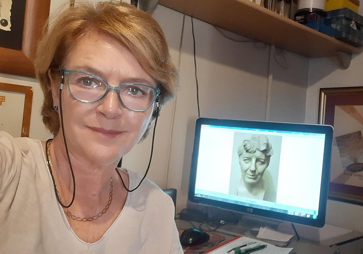 Loreto López, en su estudio, con una imagen de Rafaela Barrantes.