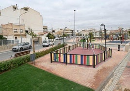 Elementos de la nueva zona verde inaugurada en la avenida de los Jerónimos.