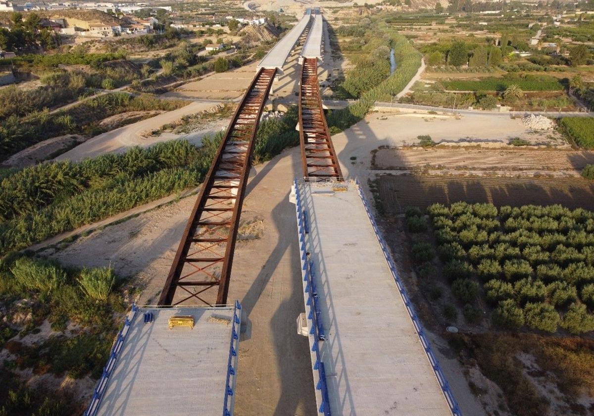 Obras en uno de los tramos del Arco Noroeste que cruza el río Segura cerca de Archena, antes del verano.