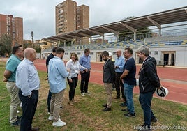 Autoridades políticas y directivos del UCAM Atletismo Cartagena, ayer, durante la visita.