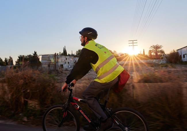 Después de un periodo de formación, Iván Gil trabaja en la empresa de reformas eh! Cáritas. Cada mañana pedalea desde su casa en Aljucer hasta el almacén donde se reúne con sus compañeros para arrancar la jornada.