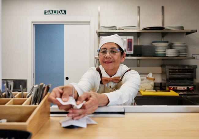 Además del restaurante, la escuela de hostelería también dispone de una cafetería que ofrece formación en repostería y en la profesión de barista. En la imagen, Ysabel Canchucaja, trabajadora de inserción, oriunda de Perú.