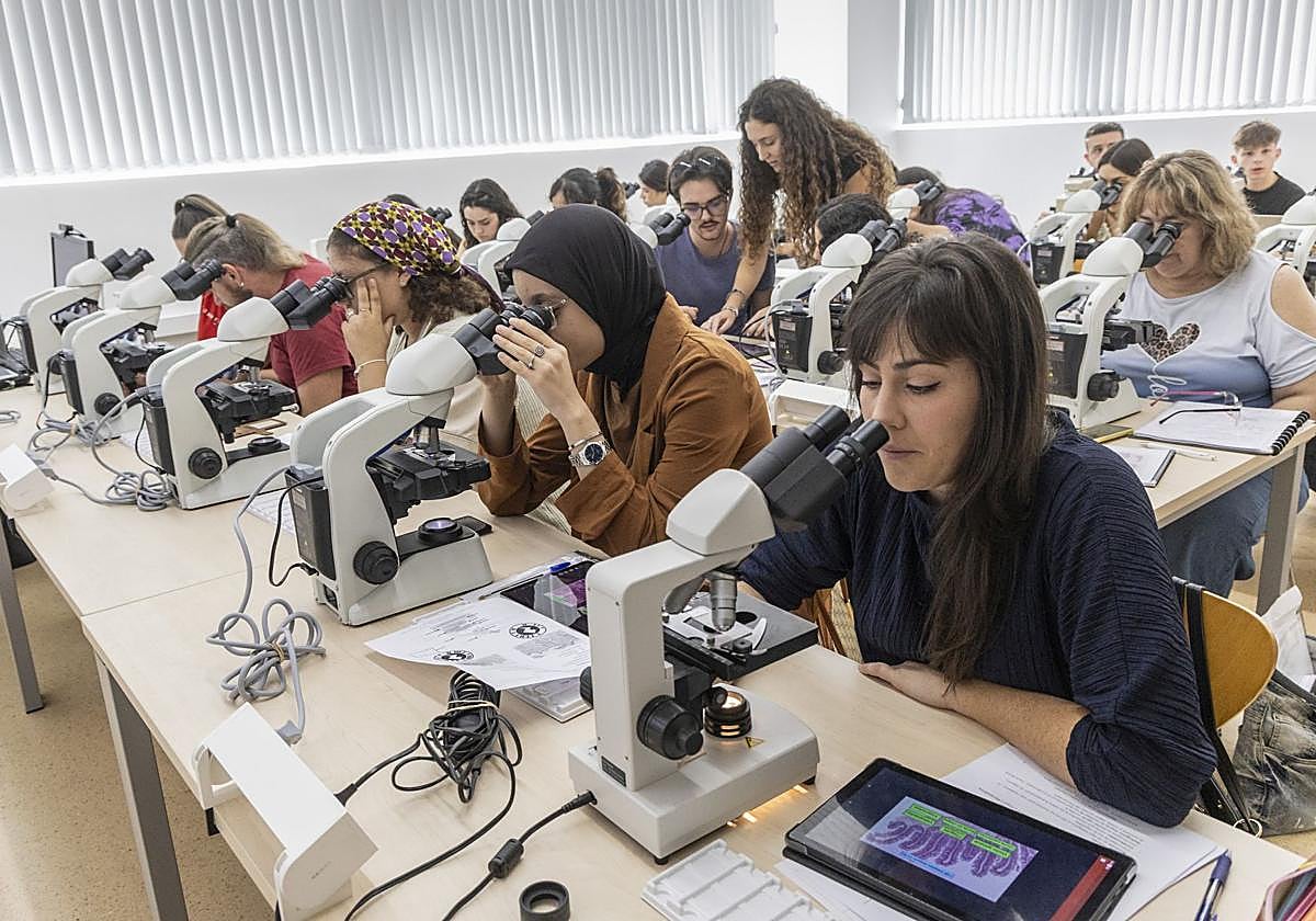 Alumnos de la Escuela de Enfermería de Cartagena disfrutan de las nuevas instalaciones.